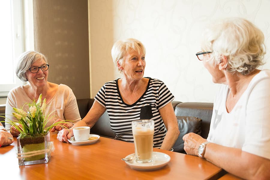 Seniorinnen beim Kaffeeklatsch in der Pause