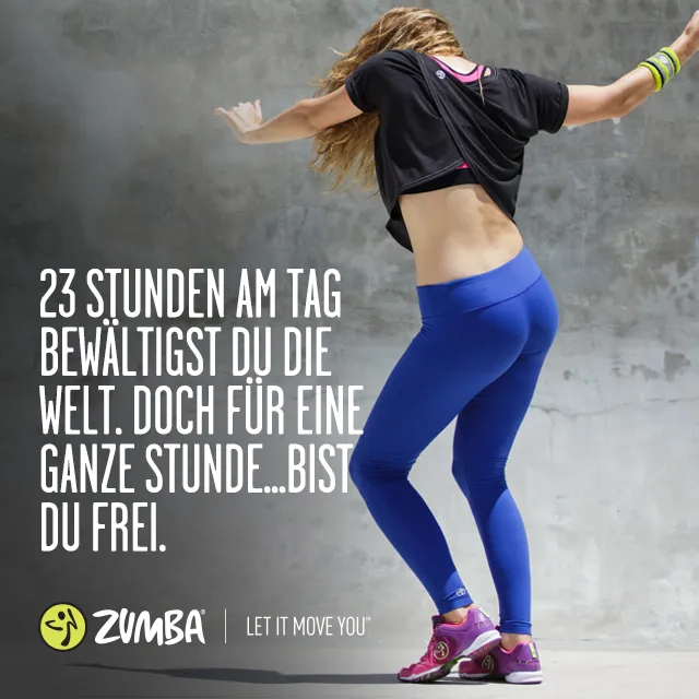 Frau tanzt Zumba in blauer Leggings.