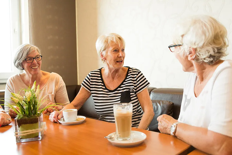 Seniorinnen beim Kaffeeklatsch in der Pause
